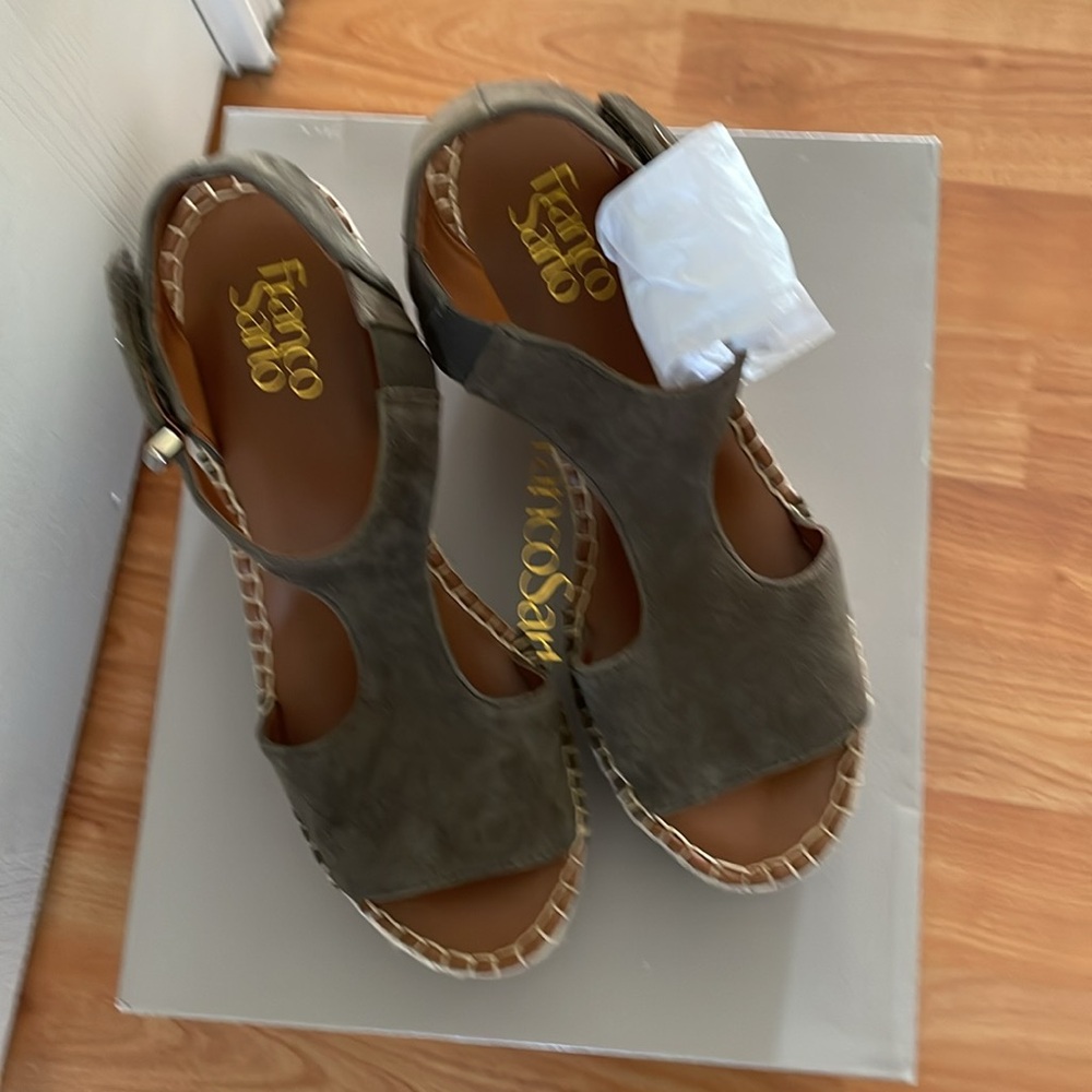 Treasure2 Green Suede Wedge Sandals